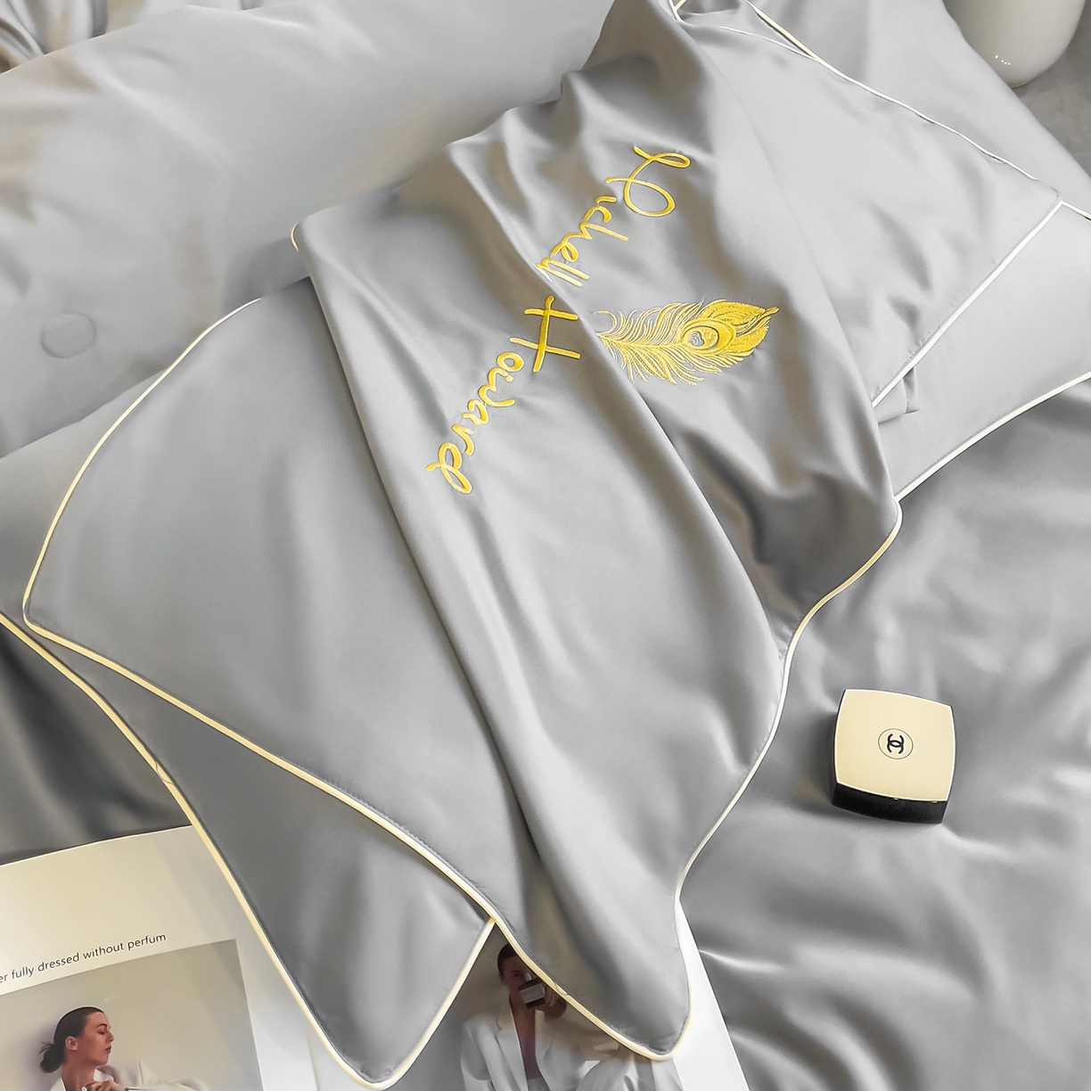 91家纺网 家纺一手货源 找家纺 吾秀家居 2026新款双拼及羽毛刺绣夏被夏凉被空调被四件套-柔羽 羽毛经典灰