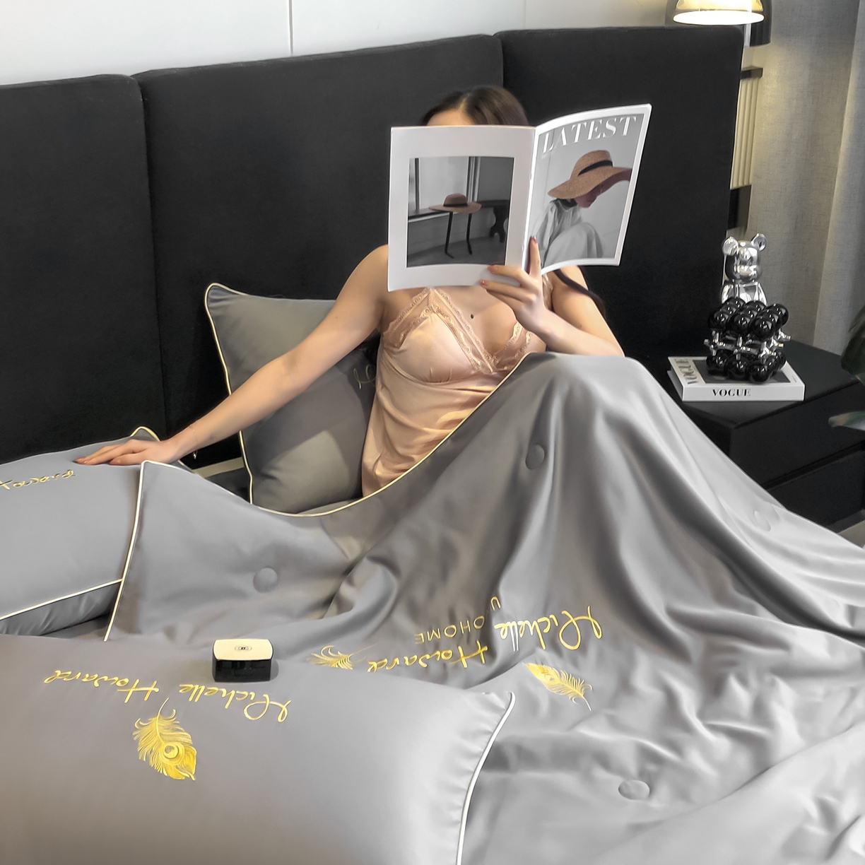 91家纺网 家纺一手货源 找家纺 吾秀家居 2026新款双拼及羽毛刺绣夏被夏凉被空调被四件套-柔羽 羽毛经典灰