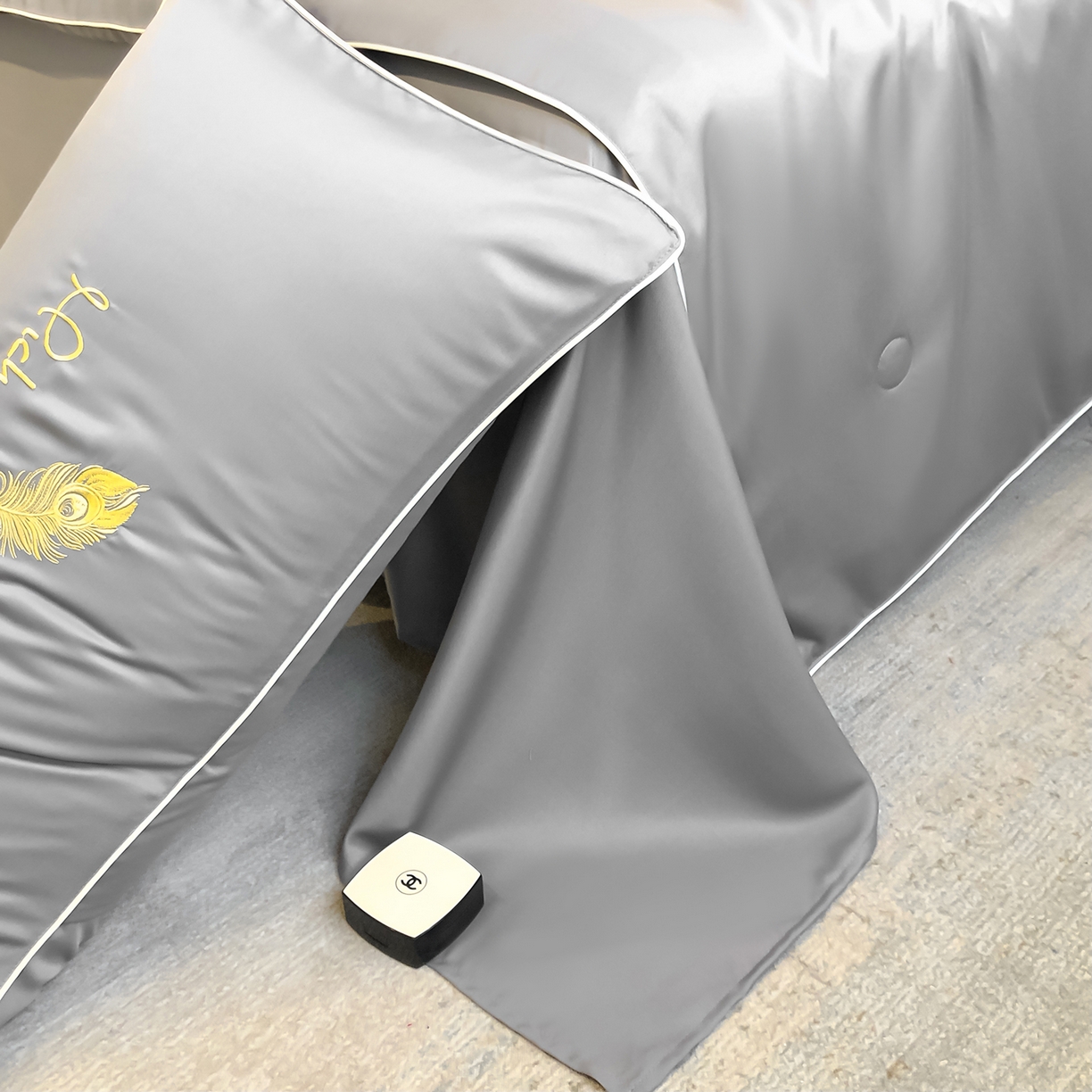 91家纺网 家纺一手货源 找家纺 吾秀家居 2026新款双拼及羽毛刺绣夏被夏凉被空调被四件套-柔羽 羽毛经典灰