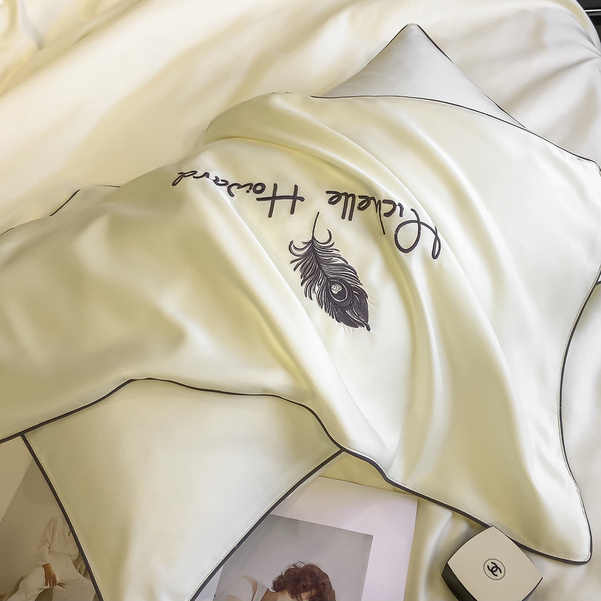 91家纺网 家纺一手货源 找家纺 吾秀家居 2026新款双拼及羽毛刺绣夏被夏凉被空调被四件套-柔羽 羽毛奶昔白