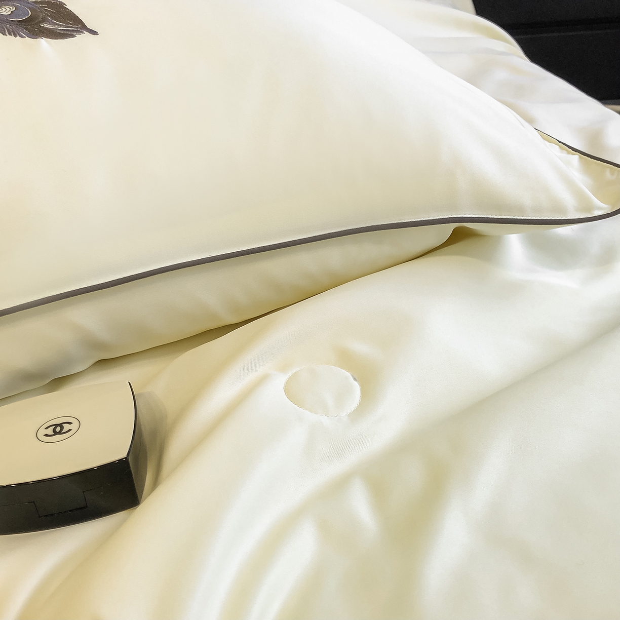 91家纺网 家纺一手货源 找家纺 吾秀家居 2026新款双拼及羽毛刺绣夏被夏凉被空调被四件套-柔羽 羽毛奶昔白