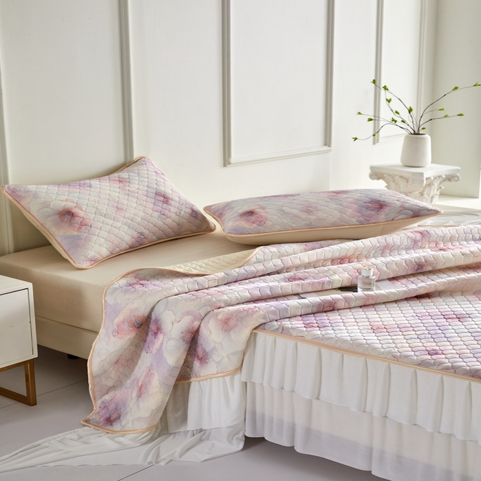 91家纺网 家纺一手货源 找家纺 羽梦家纺 2026新款硅胶床裙款凉席席子 雾粉花眠