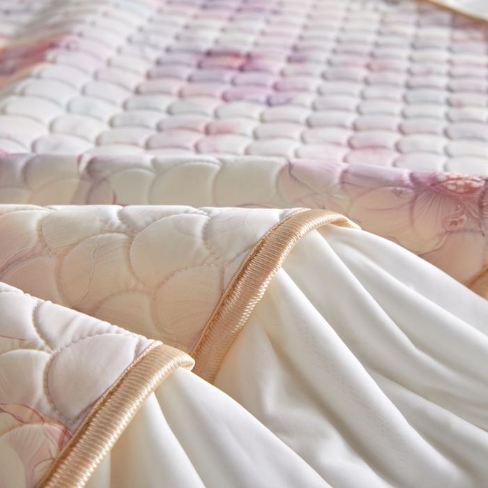 91家纺网 家纺一手货源 找家纺 羽梦家纺 2026新款硅胶床裙款凉席席子 雾粉花眠