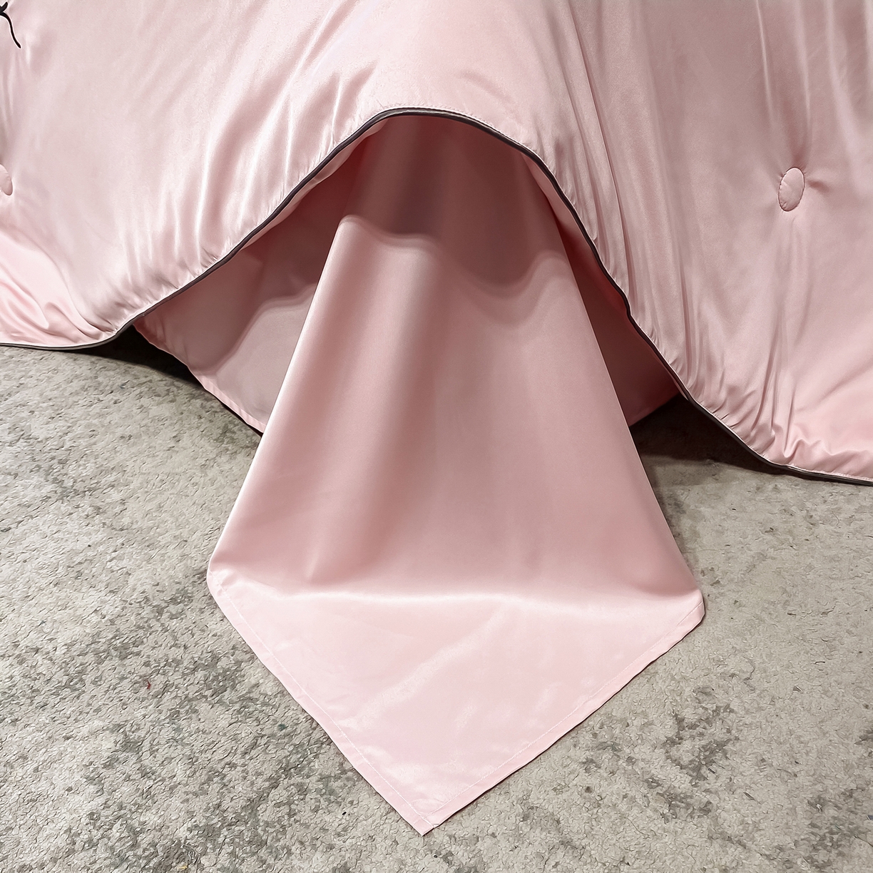 91家纺网 家纺一手货源 找家纺 （总）吾秀家居 2026新款字母刺绣水洗天丝夏被夏凉被空调被四件套-字母