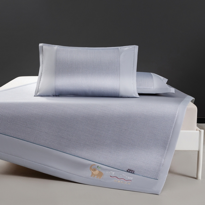 91家纺网 家纺一手货源 找家纺 yyds网供 2026新款冰藤乳胶凉席三件套床席款床笠款刺绣可水机洗空调婴儿童单人软藤席 床席-乳胶冰藤席-灰蓝