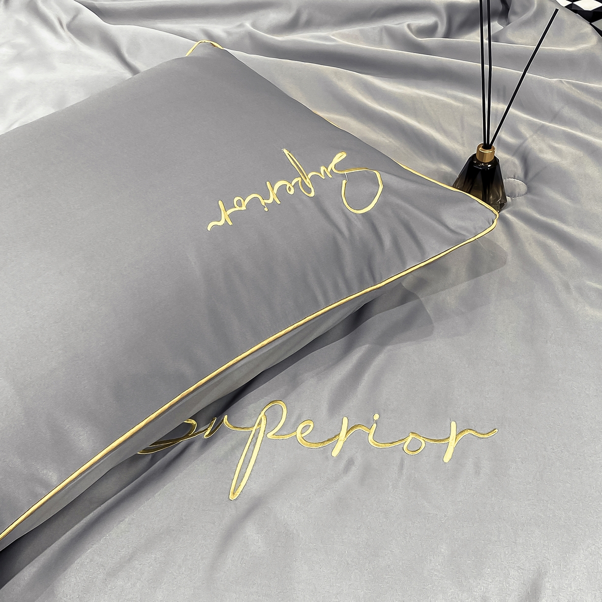 91家纺网 家纺一手货源 找家纺 吾秀家居 2026新款字母刺绣水洗天丝夏被夏凉被空调被四件套-字母 字母经典灰