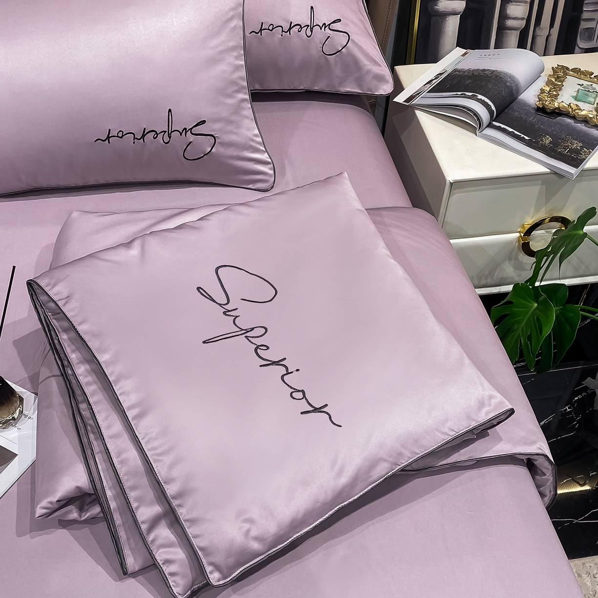 91家纺网 家纺一手货源 找家纺 吾秀家居 2026新款字母刺绣水洗天丝夏被夏凉被空调被四件套-字母 字母烟熏紫