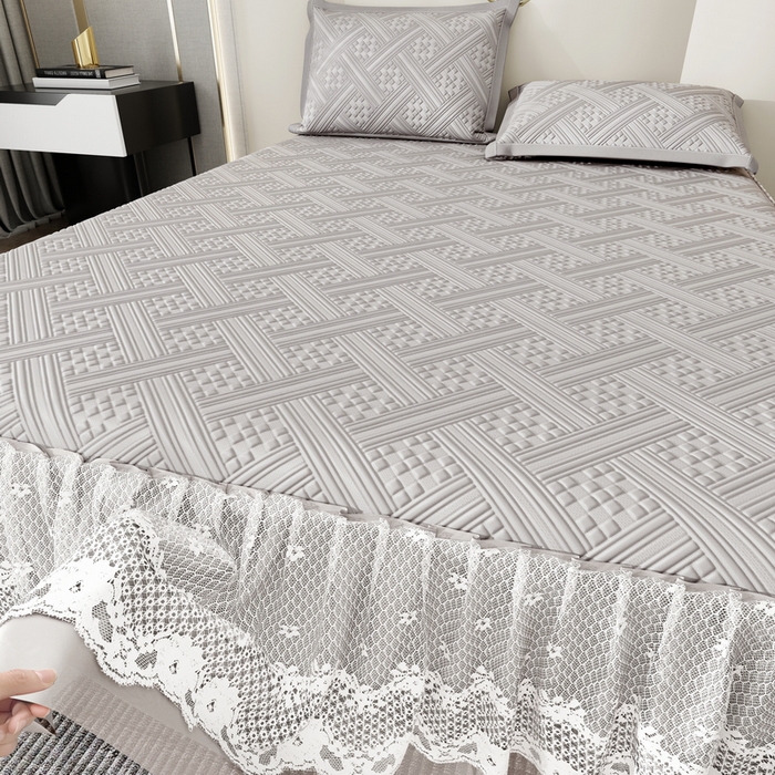 91家纺网 家纺一手货源 找家纺 宜派家纺 2026新款PE凉感丝床裙款凉席三件套 织序床裙-灰