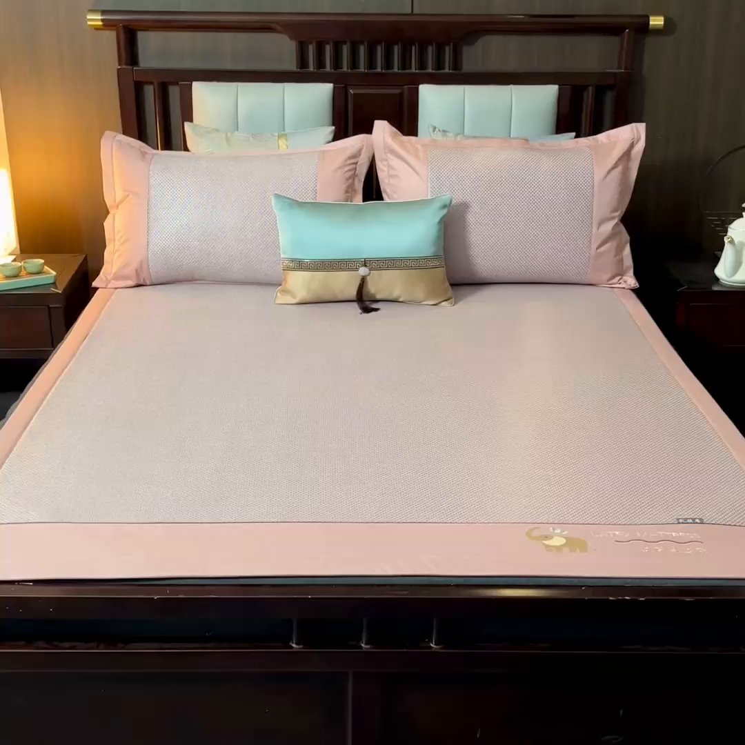 91家纺网 家纺一手货源 找家纺 yyds网供 2026新款冰藤乳胶凉席三件套床席款床笠款刺绣可水机洗空调婴儿童单人软藤席 床席-乳胶冰藤席-粉色