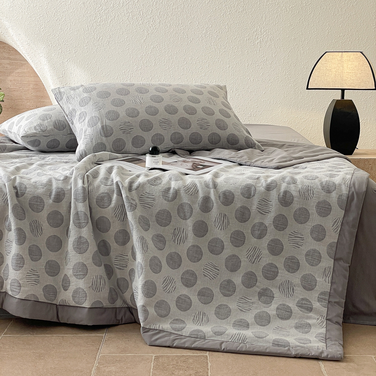 91家纺网 家纺一手货源 找家纺 吾秀家居 2026新款全棉色织提花三层纱夏被夏凉被空调被-华美 波点-灰