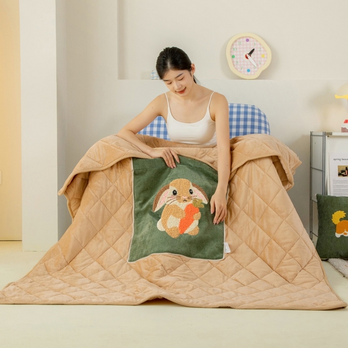 91家纺网 家纺一手货源 找家纺 新奇异 2025新款卡通毛巾绣抱枕被-冬季加厚水晶绒款可爱狗+萝卜兔系列 萝卜兔-绿色加绒加厚