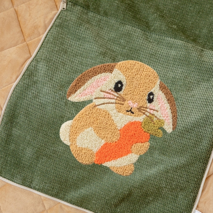 91家纺网 家纺一手货源 找家纺 新奇异 2025新款卡通毛巾绣抱枕被-冬季加厚水晶绒款可爱狗+萝卜兔系列 萝卜兔-绿色加绒加厚
