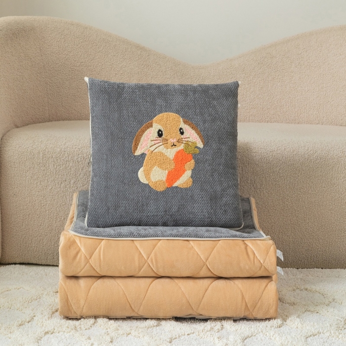 91家纺网 家纺一手货源 找家纺 新奇异 2025新款卡通毛巾绣抱枕被-冬季加厚水晶绒款可爱狗+萝卜兔系列 萝卜兔-深灰加绒加厚