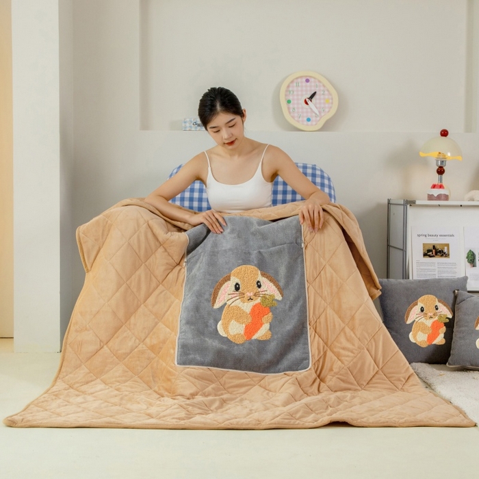 91家纺网 家纺一手货源 找家纺 新奇异 2025新款卡通毛巾绣抱枕被-冬季加厚水晶绒款可爱狗+萝卜兔系列 萝卜兔-中灰加绒加厚