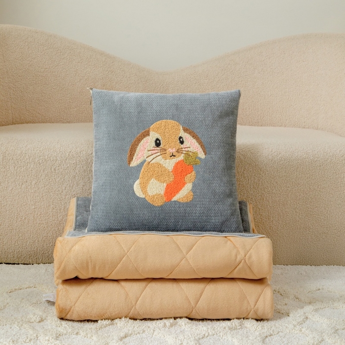 91家纺网 家纺一手货源 找家纺 新奇异 2025新款卡通毛巾绣抱枕被-冬季加厚水晶绒款可爱狗+萝卜兔系列 萝卜兔-中灰加绒加厚