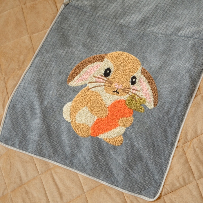 91家纺网 家纺一手货源 找家纺 新奇异 2025新款卡通毛巾绣抱枕被-冬季加厚水晶绒款可爱狗+萝卜兔系列 萝卜兔-中灰加绒加厚