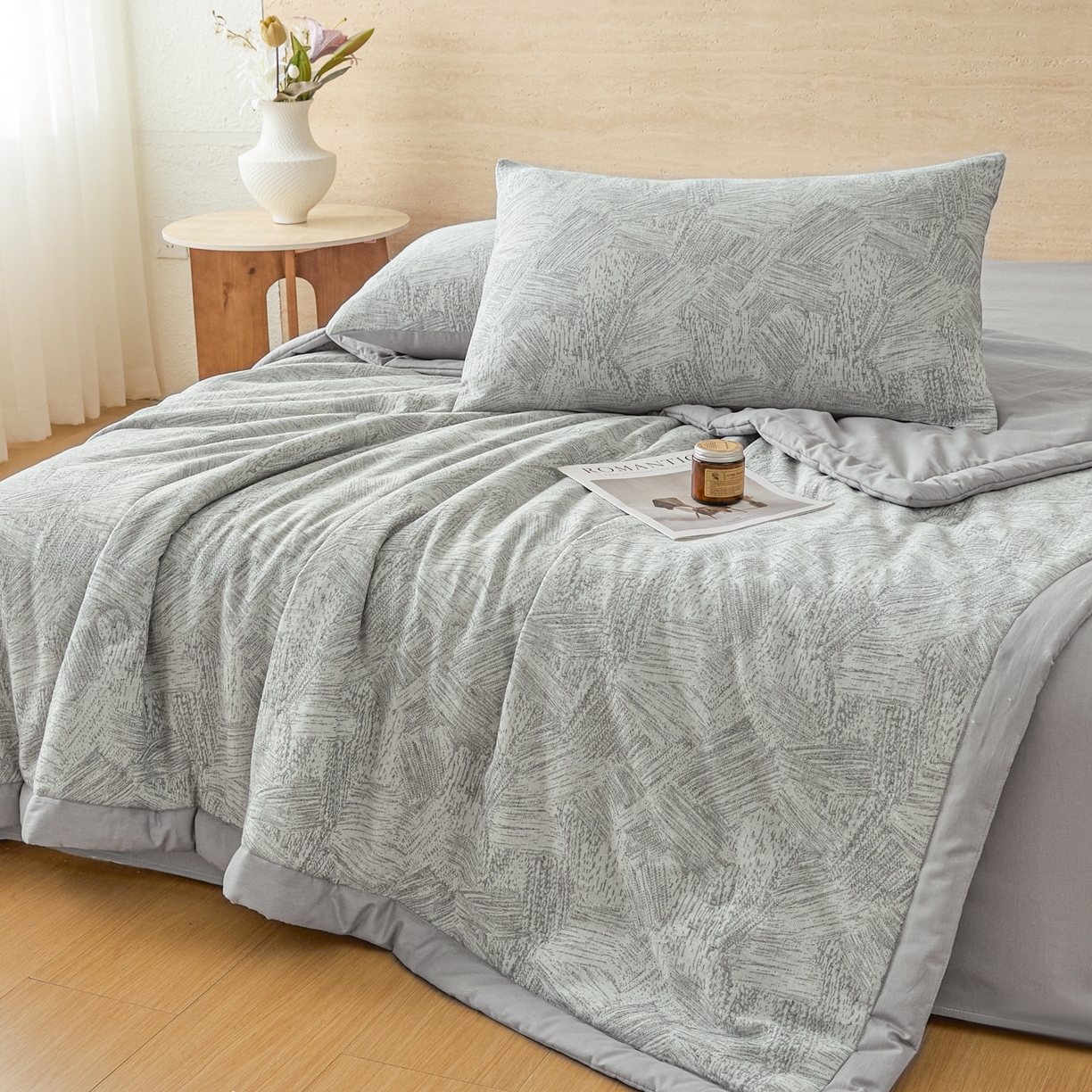 91家纺网 家纺一手货源 找家纺 吾秀家居 2026新款全棉色织提花三层纱夏被夏凉被空调被-华美 简森-灰