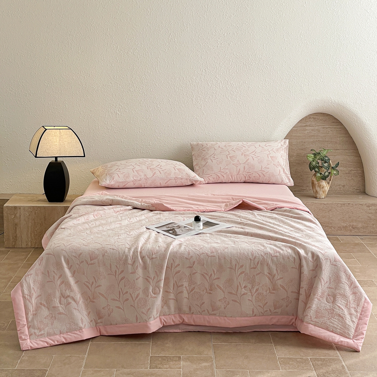 91家纺网 家纺一手货源 找家纺 吾秀家居 2026新款全棉色织提花三层纱夏被夏凉被空调被-华美 梦幻花园-粉