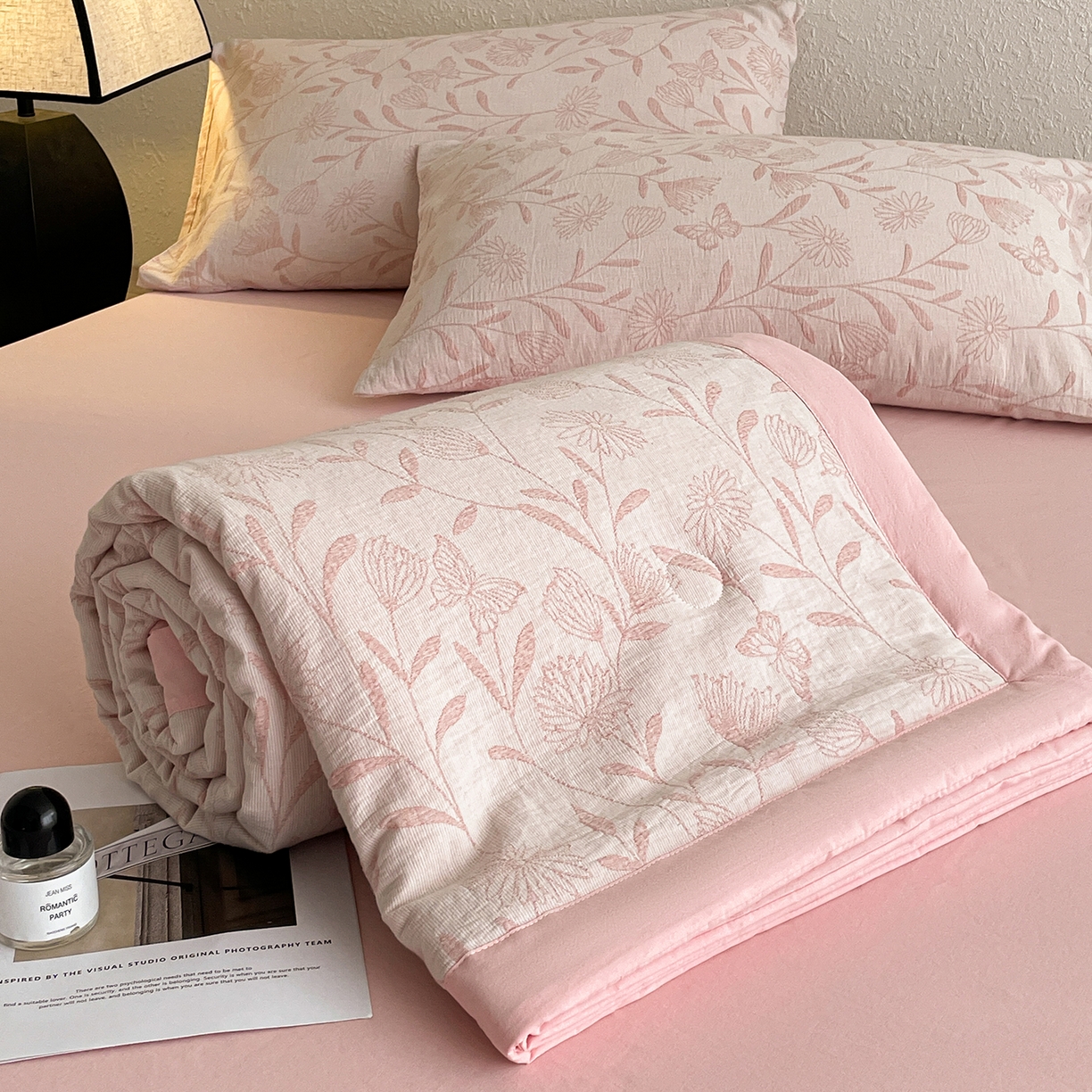 91家纺网 家纺一手货源 找家纺 吾秀家居 2026新款全棉色织提花三层纱夏被夏凉被空调被-华美 梦幻花园-粉