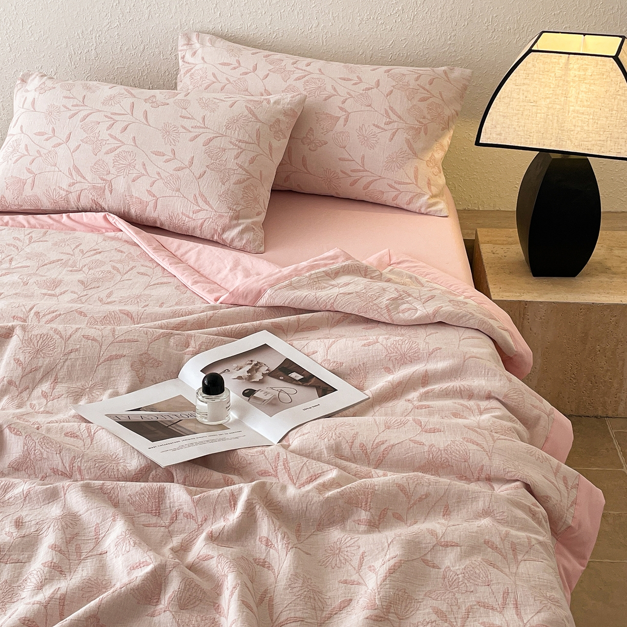 91家纺网 家纺一手货源 找家纺 吾秀家居 2026新款全棉色织提花三层纱夏被夏凉被空调被-华美 梦幻花园-粉