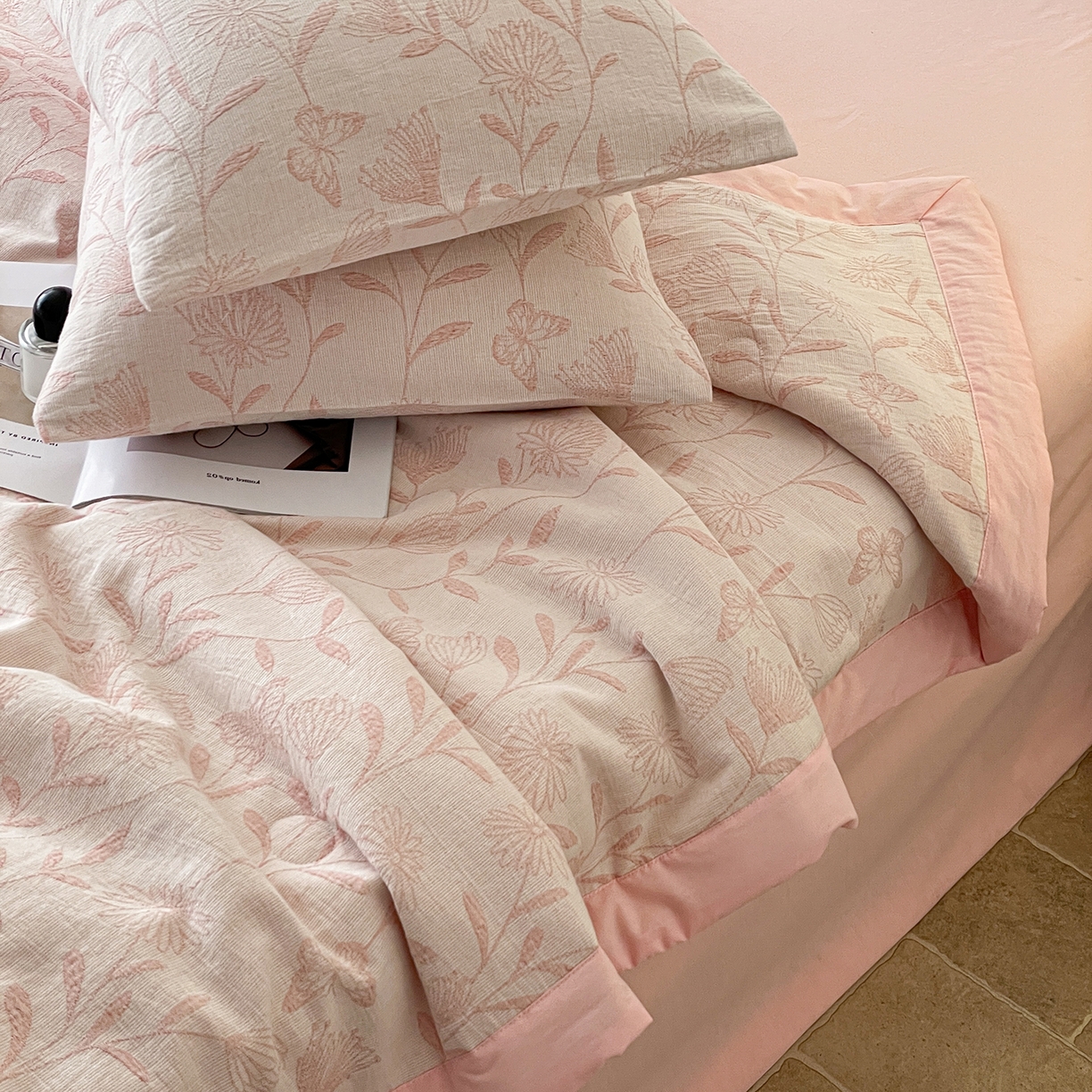 91家纺网 家纺一手货源 找家纺 吾秀家居 2026新款全棉色织提花三层纱夏被夏凉被空调被-华美 梦幻花园-粉