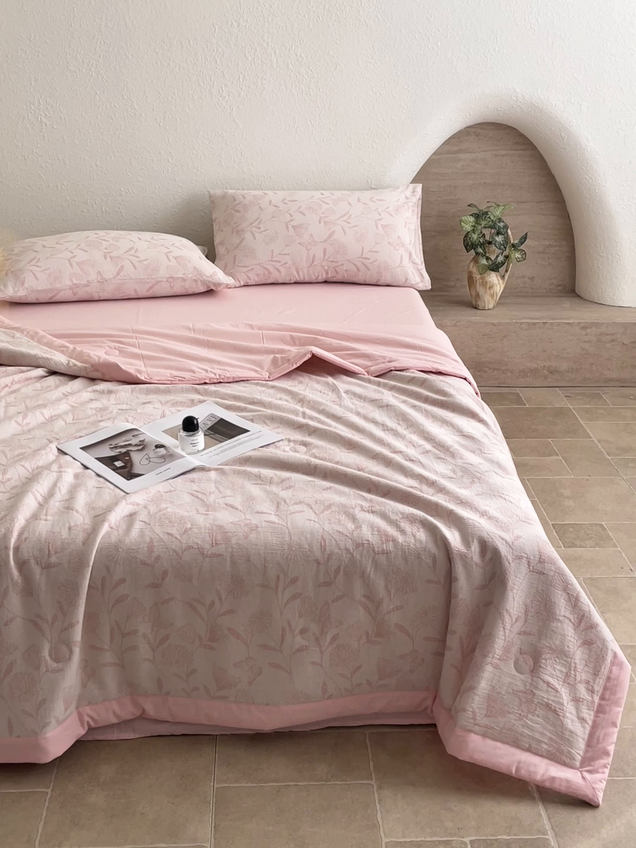 91家纺网 家纺一手货源 找家纺 吾秀家居 2026新款全棉色织提花三层纱夏被夏凉被空调被-华美 梦幻花园-粉