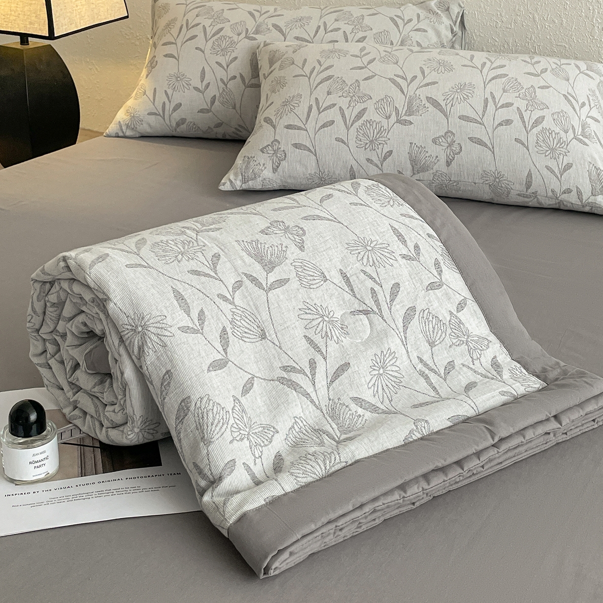 91家纺网 家纺一手货源 找家纺 吾秀家居 2026新款全棉色织提花三层纱夏被夏凉被空调被-华美 梦幻花园-灰