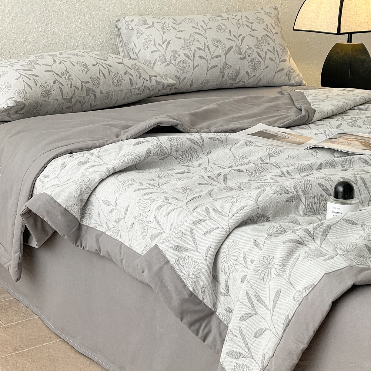 91家纺网 家纺一手货源 找家纺 吾秀家居 2026新款全棉色织提花三层纱夏被夏凉被空调被-华美 梦幻花园-灰