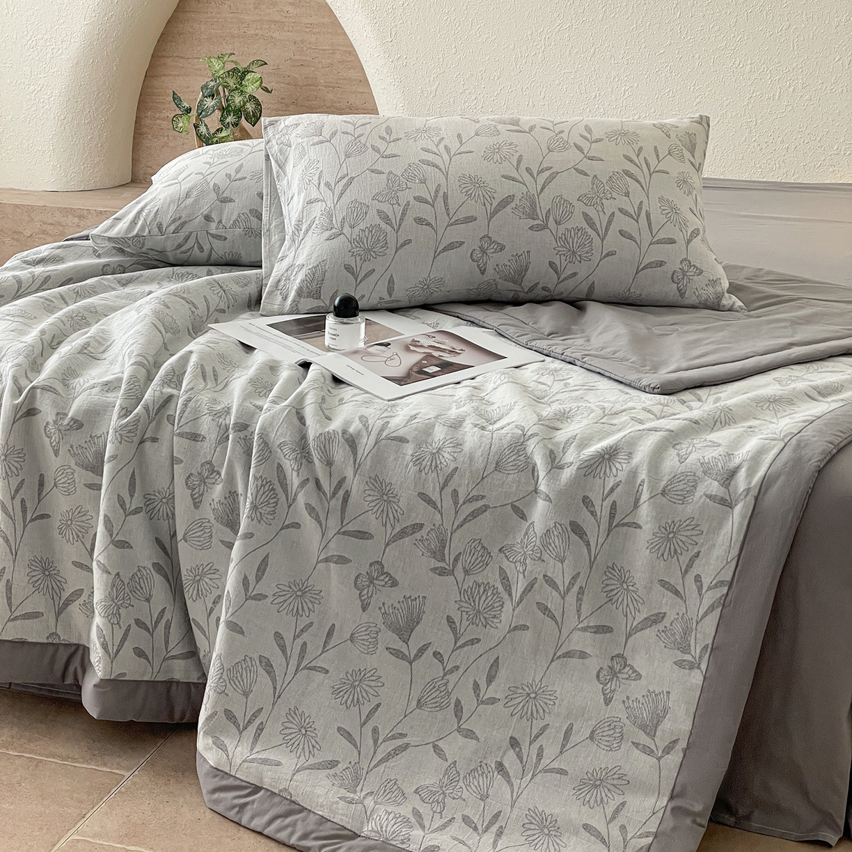 91家纺网 家纺一手货源 找家纺 吾秀家居 2026新款全棉色织提花三层纱夏被夏凉被空调被-华美 梦幻花园-灰