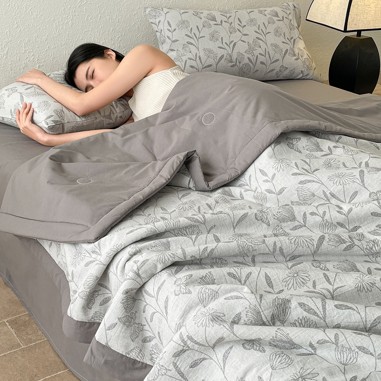 91家纺网 家纺一手货源 找家纺 吾秀家居 2026新款全棉色织提花三层纱夏被夏凉被空调被-华美 梦幻花园-灰