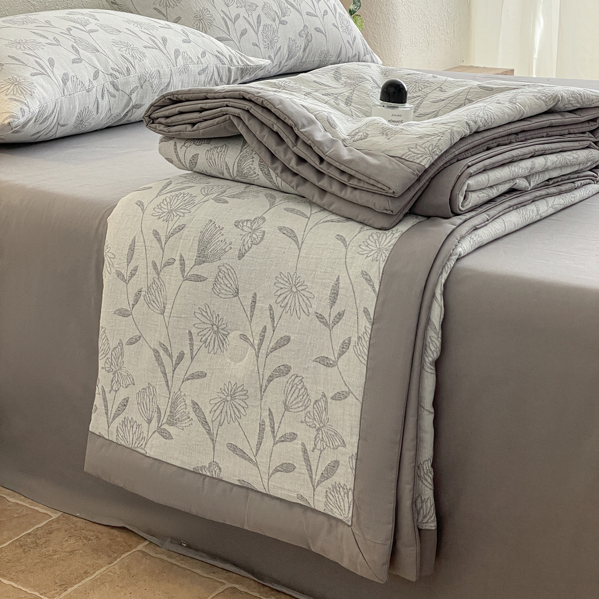 91家纺网 家纺一手货源 找家纺 吾秀家居 2026新款全棉色织提花三层纱夏被夏凉被空调被-华美 梦幻花园-灰