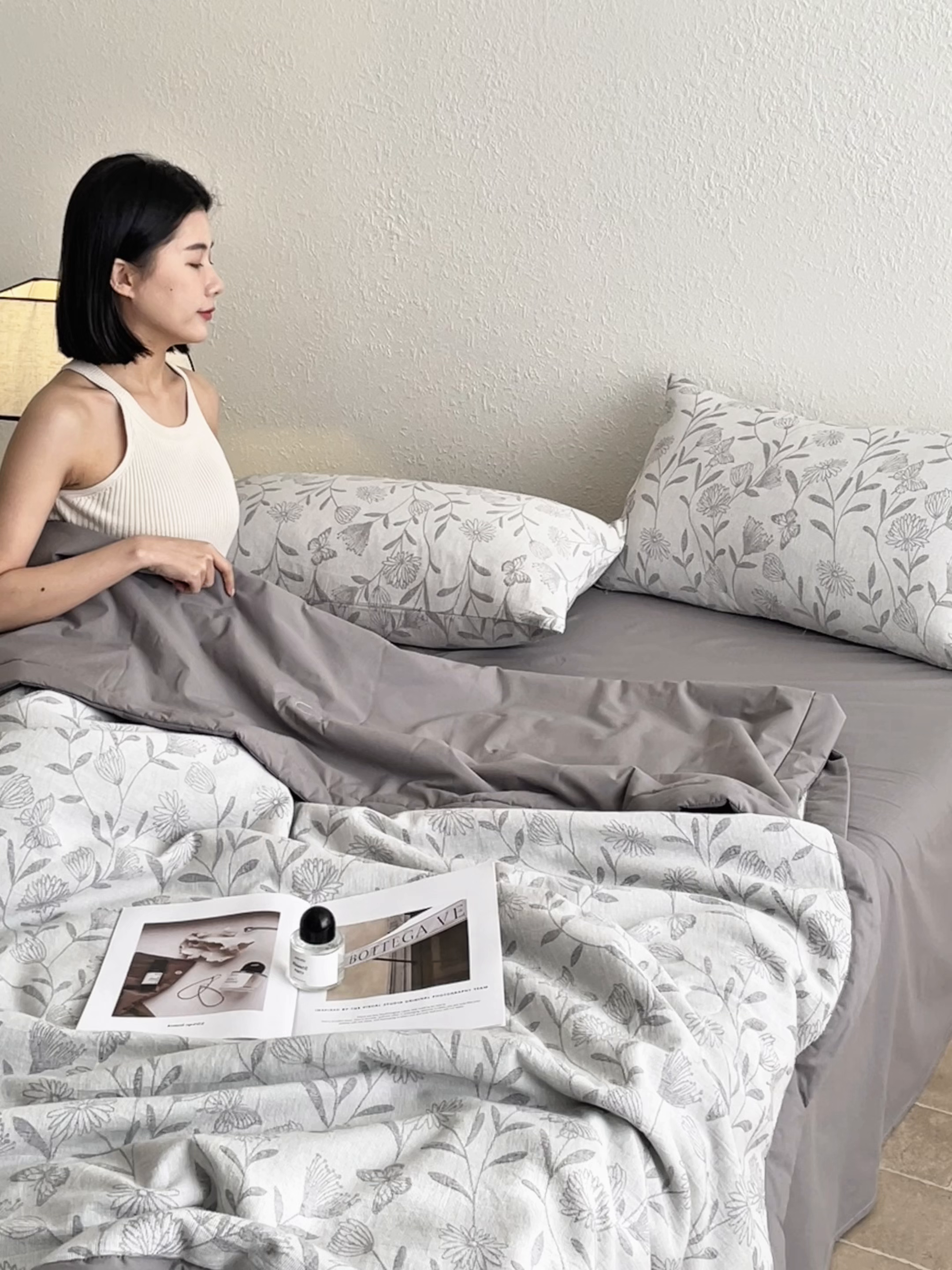 91家纺网 家纺一手货源 找家纺 吾秀家居 2026新款全棉色织提花三层纱夏被夏凉被空调被-华美 梦幻花园-灰