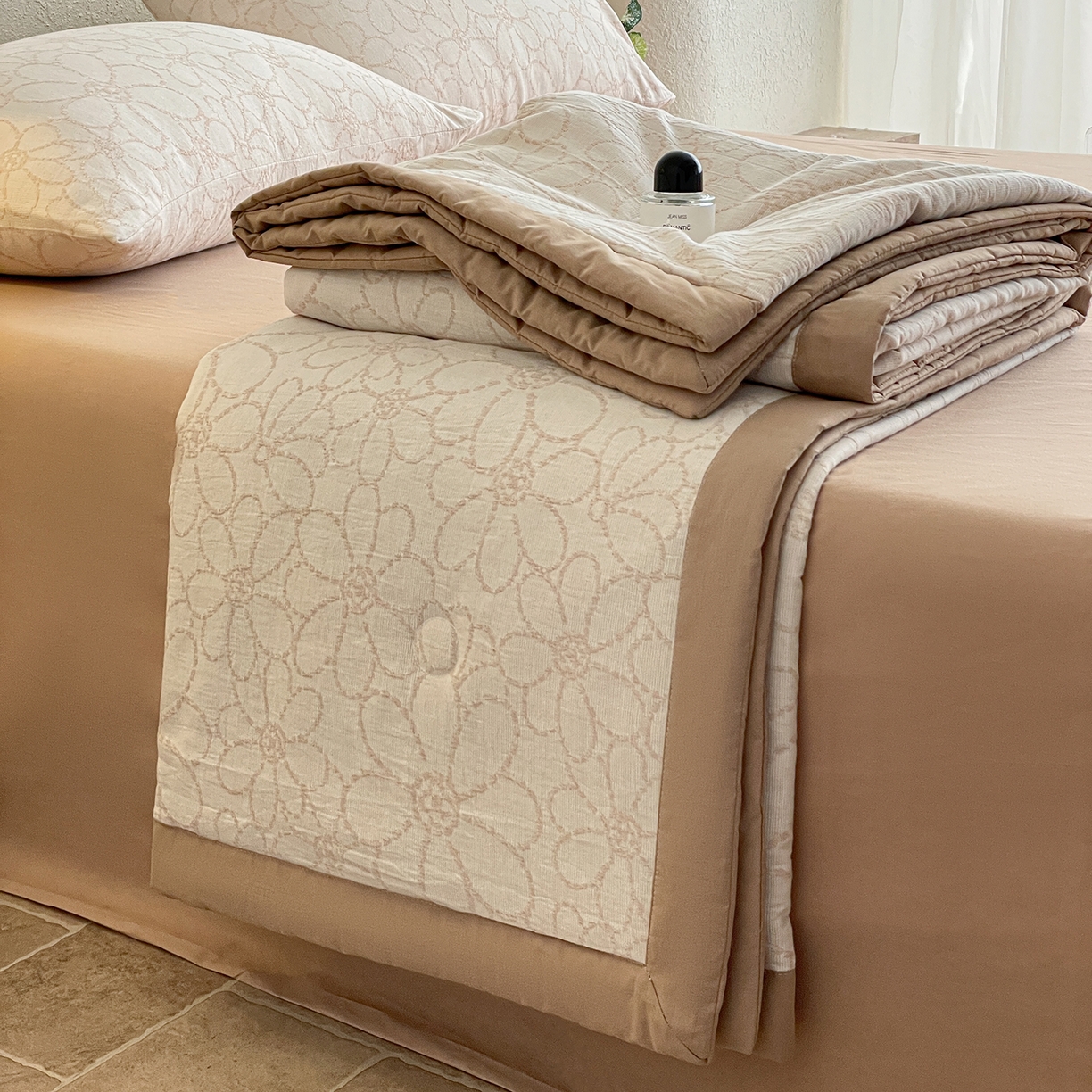 91家纺网 家纺一手货源 找家纺 吾秀家居 2026新款全棉色织提花三层纱夏被夏凉被空调被-华美 太阳花