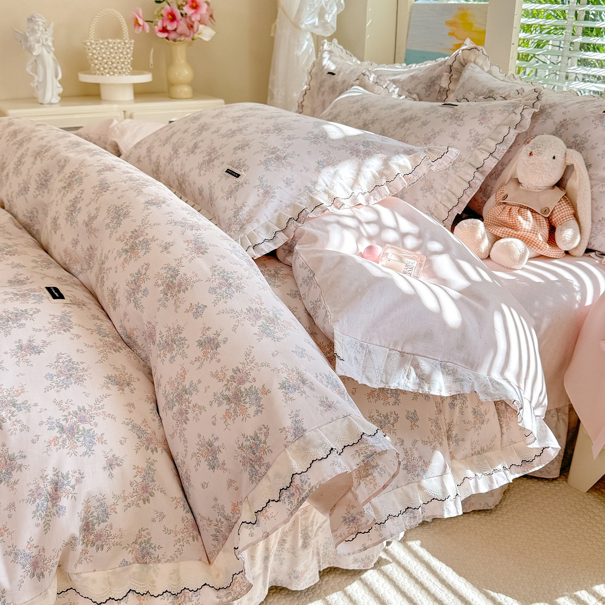 91家纺网 家纺一手货源 找家纺 艾唯希家纺 2026新款全棉双层花边工艺四件套-第二批 粉嫣花恋
