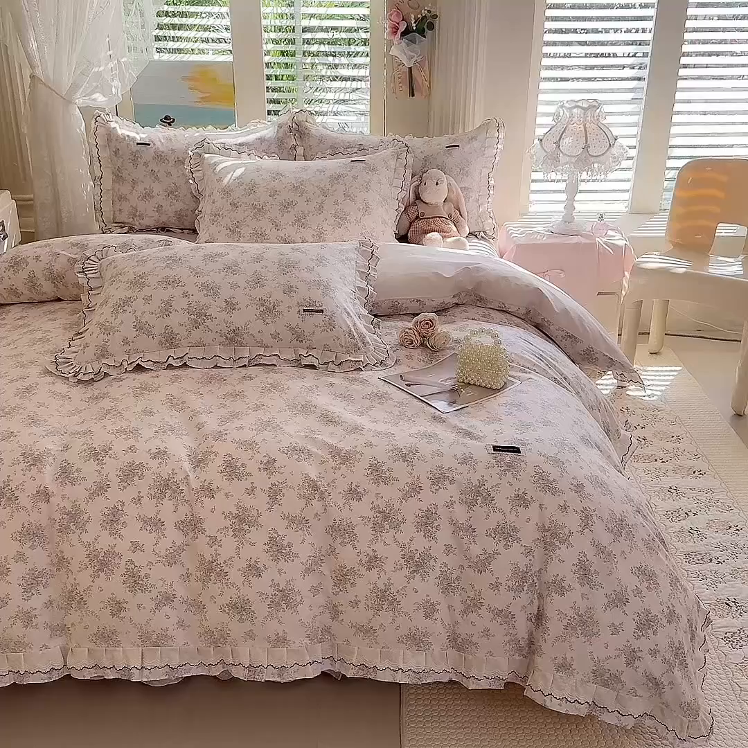 91家纺网 家纺一手货源 找家纺 艾唯希家纺 2026新款全棉双层花边工艺四件套-第二批 粉嫣花恋