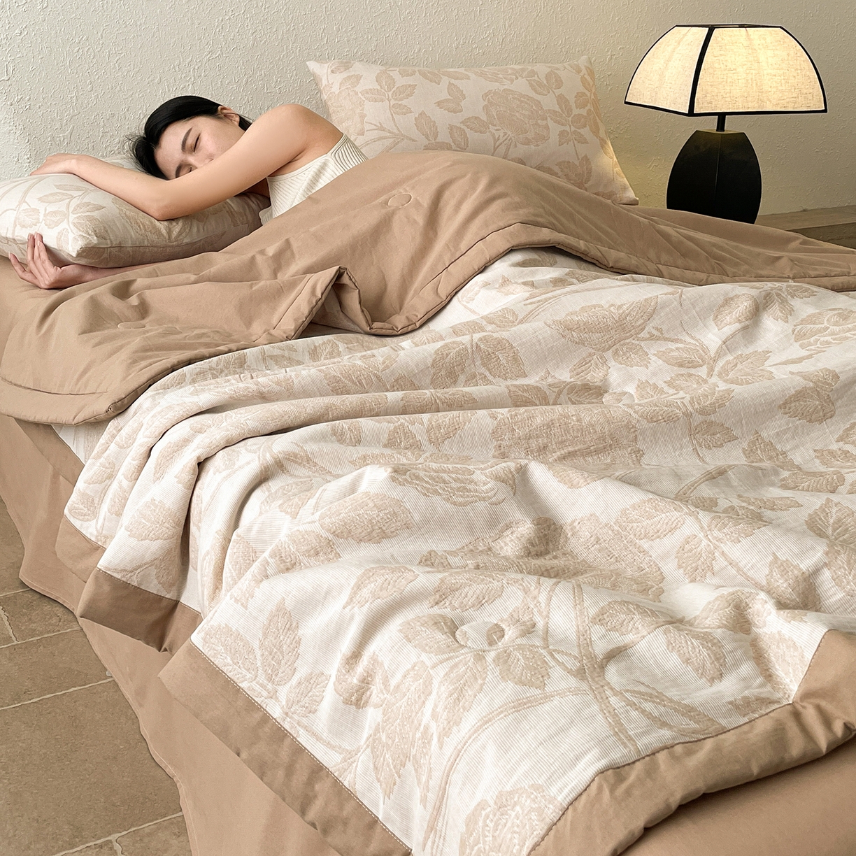 91家纺网 家纺一手货源 找家纺 吾秀家居 2026新款全棉色织提花三层纱夏被夏凉被空调被-华美 藤叶-咖