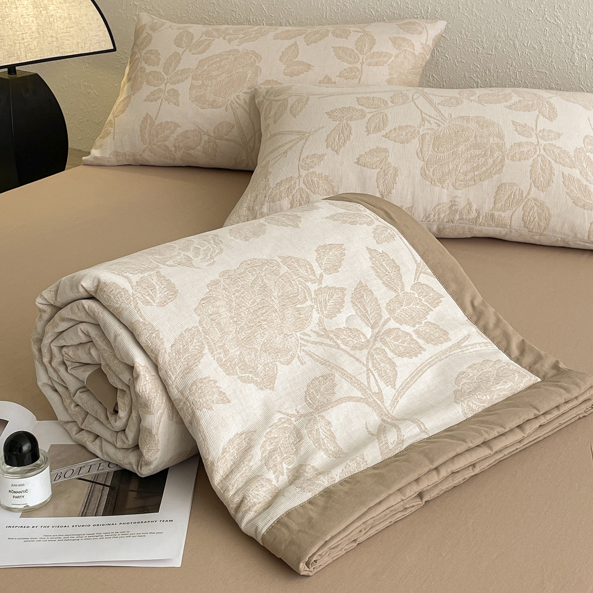 91家纺网 家纺一手货源 找家纺 吾秀家居 2026新款全棉色织提花三层纱夏被夏凉被空调被-华美 藤叶-咖