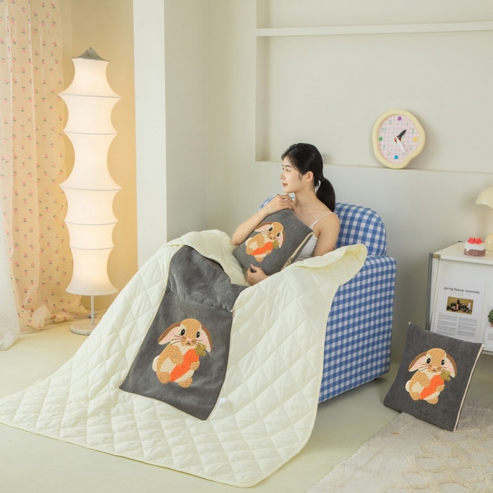 91家纺网 家纺一手货源 找家纺 （总）新奇异 2025新款卡通毛巾绣抱枕被-四季通用磨毛款可爱狗+萝卜兔系列