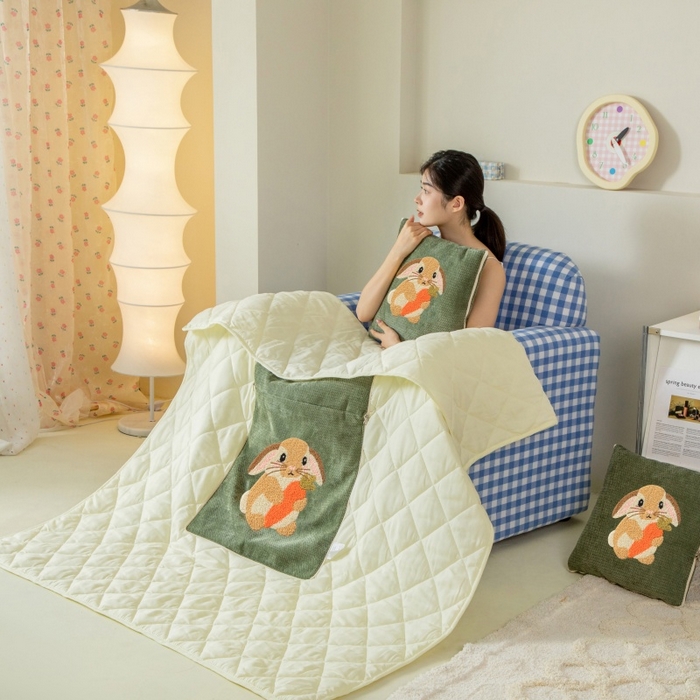 新奇异 2025新款卡通毛巾绣抱枕被-四季通用磨毛款可爱狗+萝卜兔系列 萝卜兔-绿色四季款