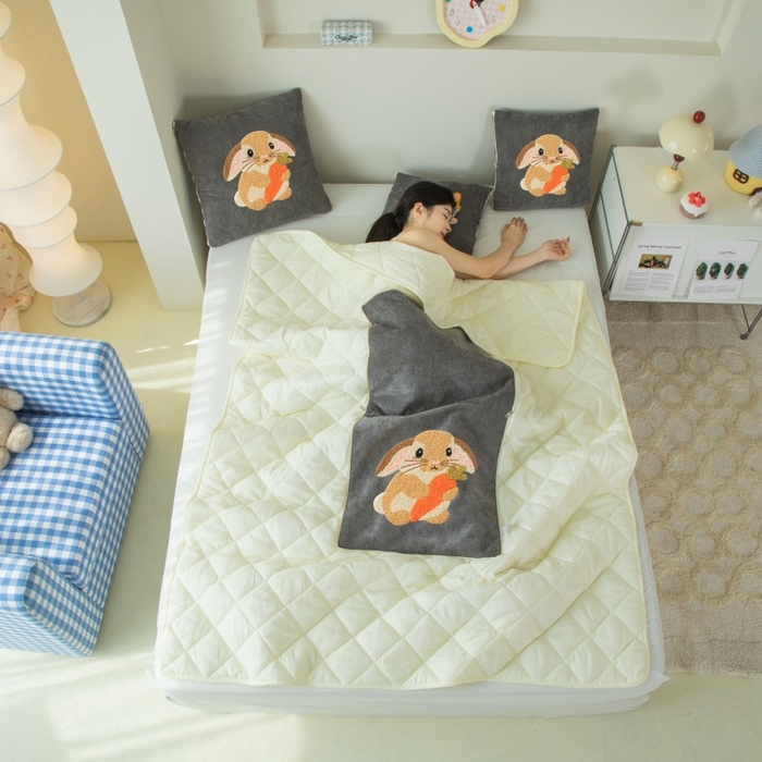 91家纺网 家纺一手货源 找家纺 新奇异 2025新款卡通毛巾绣抱枕被-四季通用磨毛款可爱狗+萝卜兔系列 萝卜兔-深灰四季款