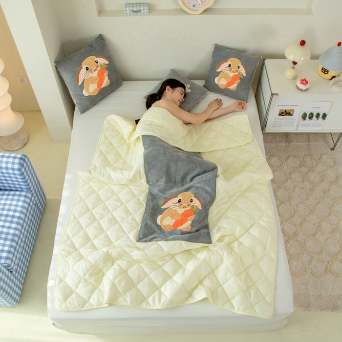 91家纺网 家纺一手货源 找家纺 新奇异 2025新款卡通毛巾绣抱枕被-四季通用磨毛款可爱狗+萝卜兔系列 萝卜兔-中灰四季款