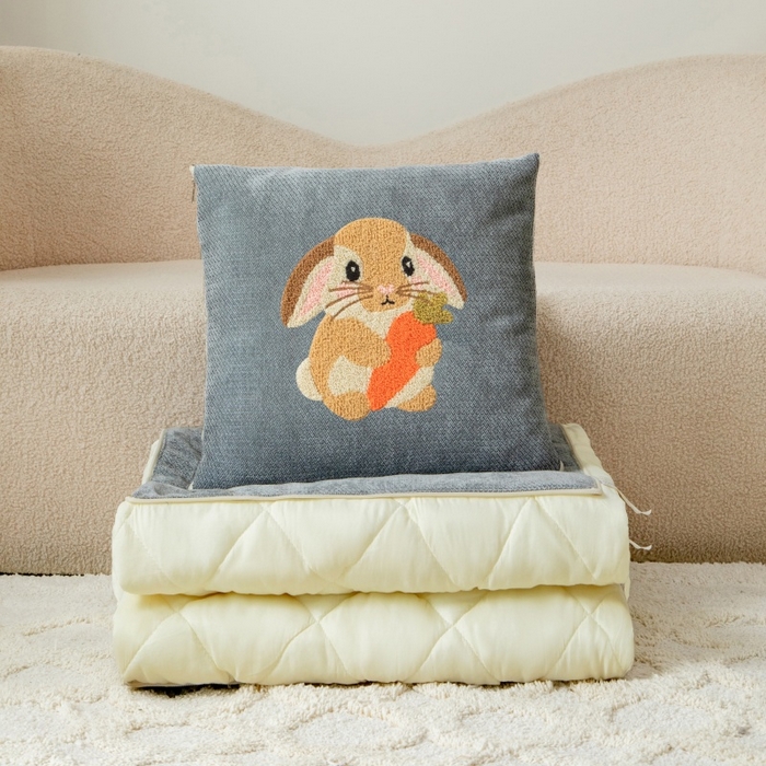 91家纺网 家纺一手货源 找家纺 新奇异 2025新款卡通毛巾绣抱枕被-四季通用磨毛款可爱狗+萝卜兔系列 萝卜兔-中灰四季款