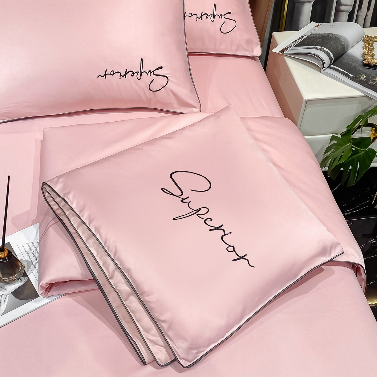 91家纺网 家纺一手货源 找家纺 绒城 2026新款字母刺绣水洗天丝夏被夏凉被空调被四件套-字母 字母豆沙