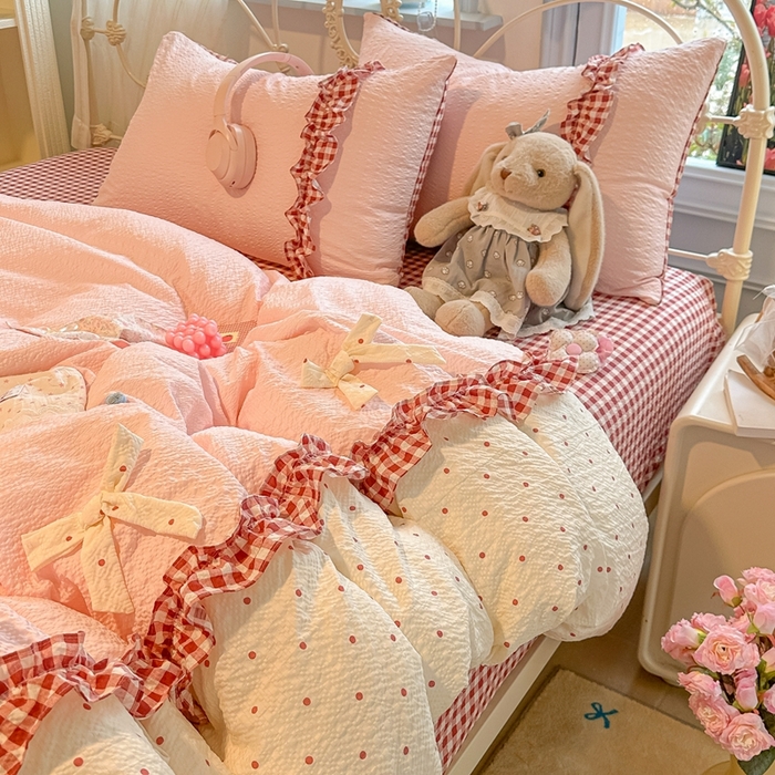 91家纺网 家纺一手货源 找家纺 子钦家纺 2026春夏新款提花泡芙棉甜系格子软乎乎的治愈床品花边蝴蝶结床单床笠四件套-邹邹奶芙 邹邹奶芙-奶红波点