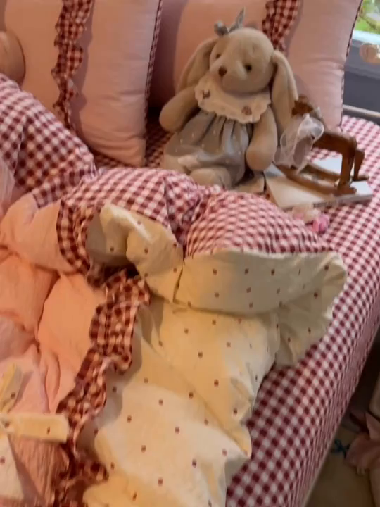 91家纺网 家纺一手货源 找家纺 子钦家纺 2026春夏新款提花泡芙棉甜系格子软乎乎的治愈床品花边蝴蝶结床单床笠四件套-邹邹奶芙 邹邹奶芙-奶红波点