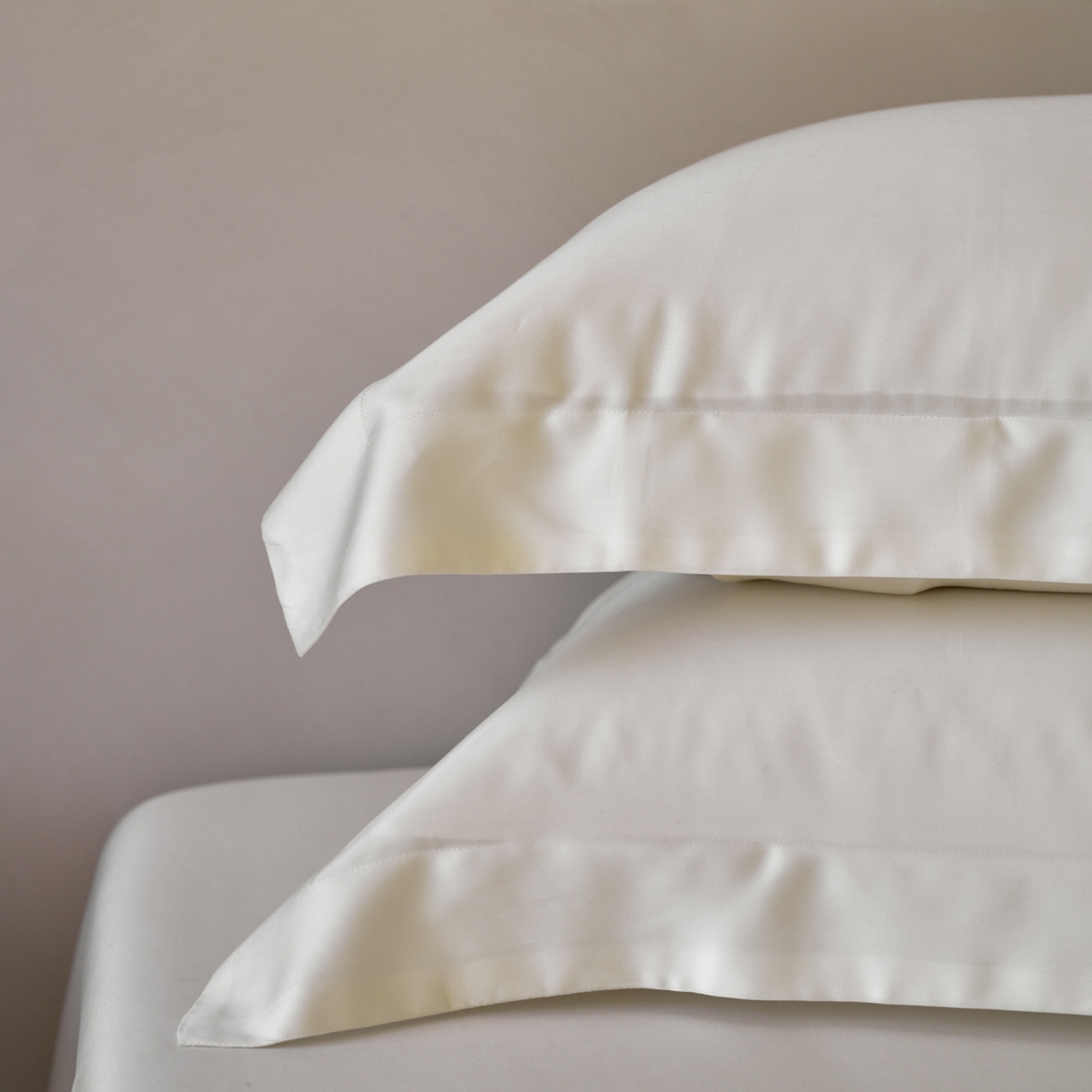 91家纺网 家纺一手货源 找家纺 简纯主义 2026新款100S超细旦进口兰精天丝单枕套枕套单件 杏仁白