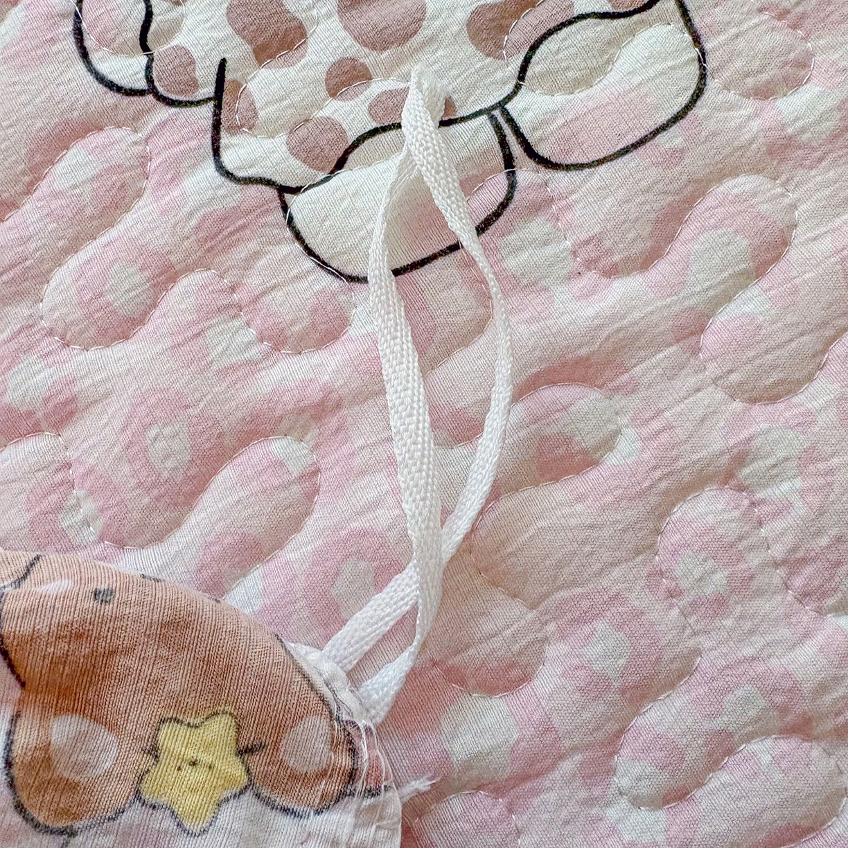 91家纺网 家纺一手货源 找家纺 绒耀家纺 2026春夏直播爆款泡芙棉云感双层纱皱皱纱韩式花边床盖四件套 豹纹KT