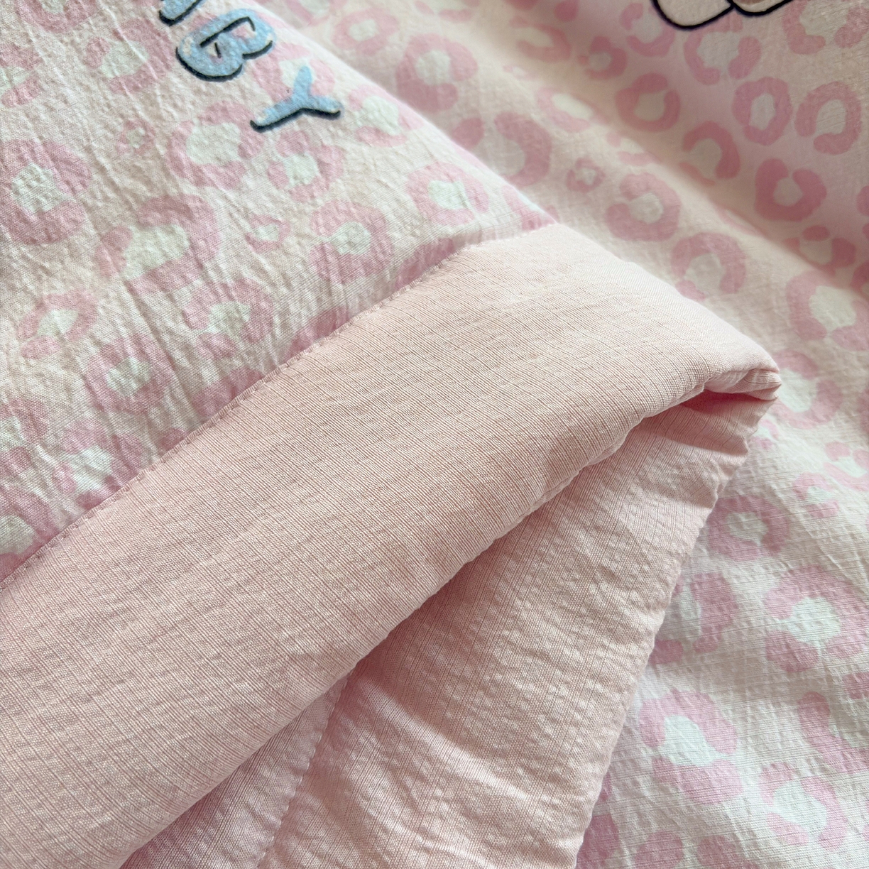 91家纺网 家纺一手货源 找家纺 绒耀家纺 2026春夏直播爆款泡芙棉云感双层纱皱皱纱韩式花边床盖四件套 豹纹KT