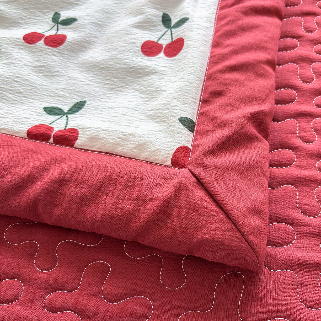 91家纺网 家纺一手货源 找家纺 绒耀家纺 2026春夏直播爆款泡芙棉云感双层纱皱皱纱韩式花边床盖四件套 初恋樱桃