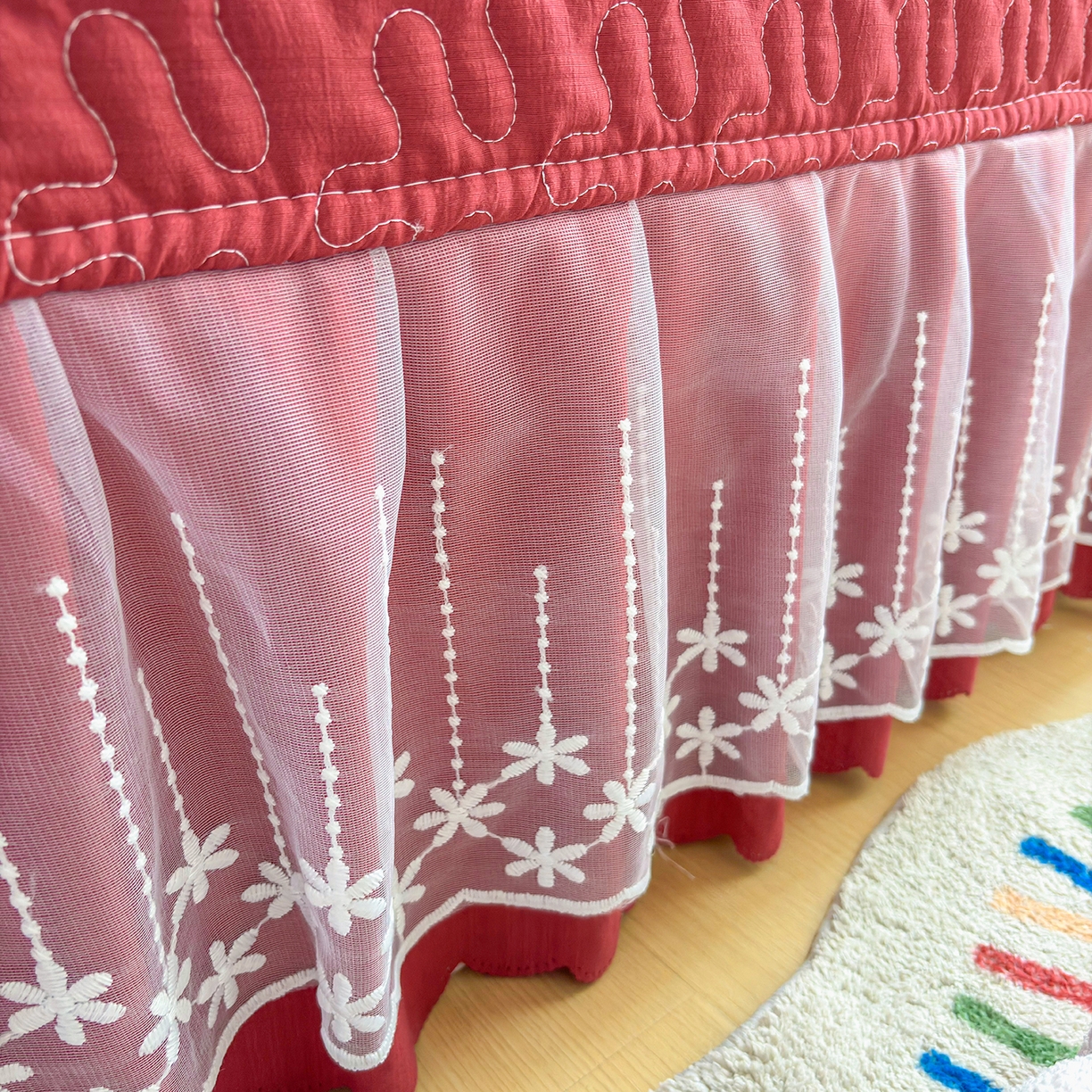 91家纺网 家纺一手货源 找家纺 绒耀家纺 2026春夏直播爆款泡芙棉云感双层纱皱皱纱韩式花边床盖四件套 初恋樱桃